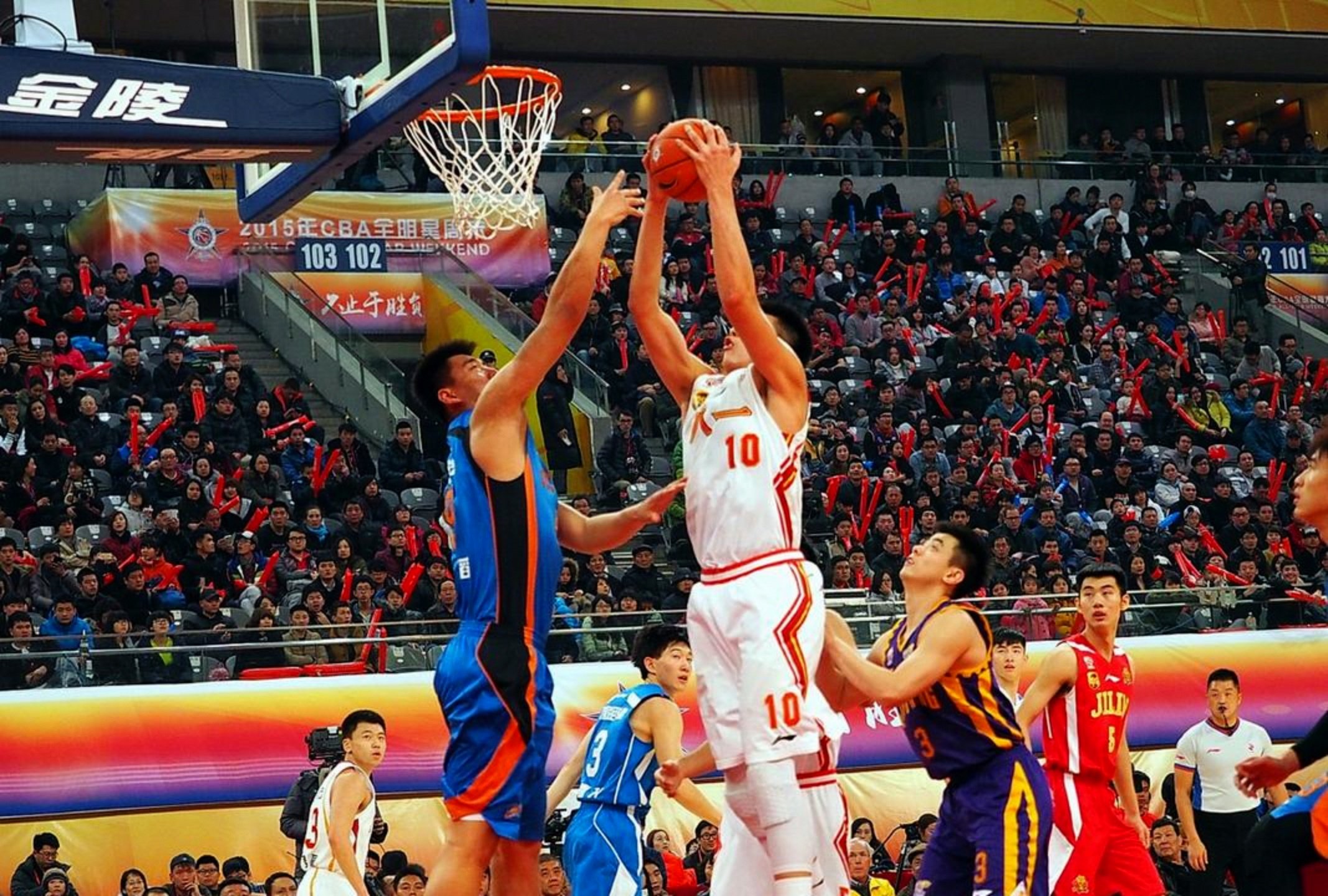 中国篮球职业联赛赛场上演精彩对抗视频
