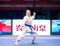 一位老将在比赛中展现出经验的价值英文