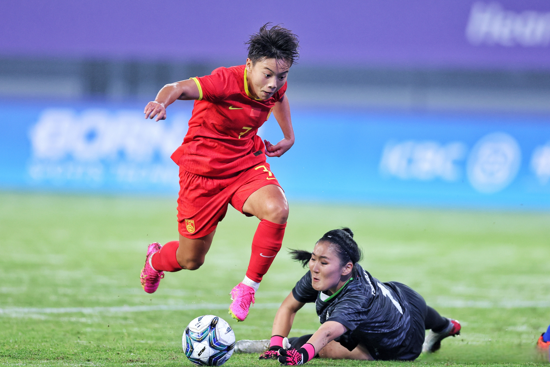 开元棋牌-女子足球比赛中,中国队表现出色夺冠的是谁