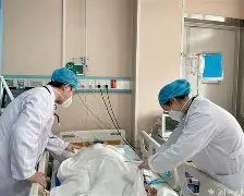 开元棋牌官网-肌肉男惨遭酷刑绑在车后备箱挠脚心